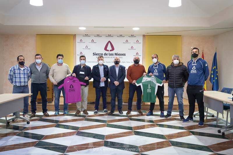 presentacion-equipaciones-cuerpo-tecnico-union-deportiva-sierra-de-las-nieves