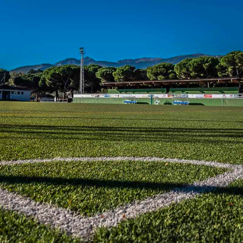 Unión Deportiva Sierra de las Nieves - Campo de fútbol con la Sierra de las Nieves al fondo