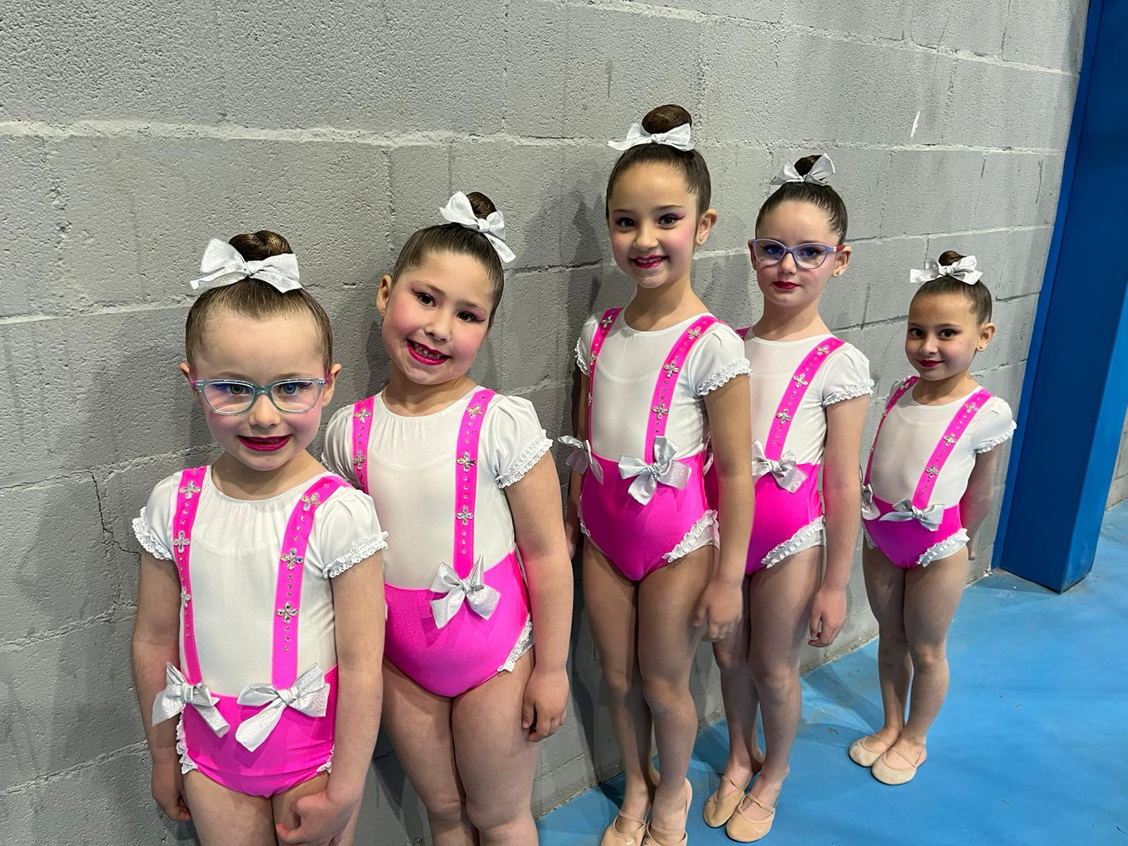 Jovenes chicas disfrutan de la gimnasia rítmica en la Sierra de las Nieves