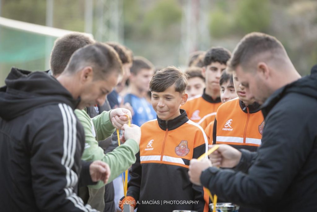 jugador en el Jugadores del romeral recogen las medallas en eI Torneo solidario Ud Sierra de las Nieves
