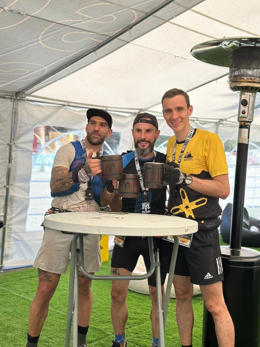 Miguel Vera Jiménez en el centro de la foto ganador de la I Marbella Epic Trail