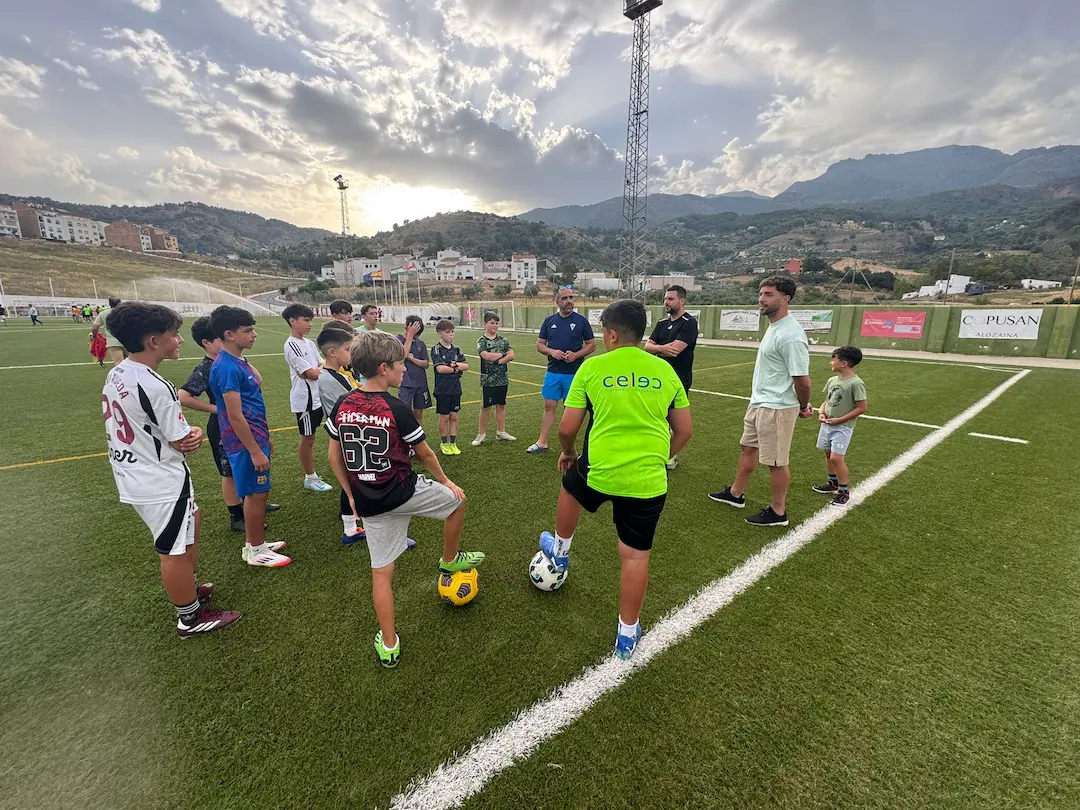 Javier Rueda da una charla a los alevenis para el VIII Torneo Ronda Cup 2025 Javier Rueda da una charla a los alevenis para el VIII Torneo Ronda Cup 2025