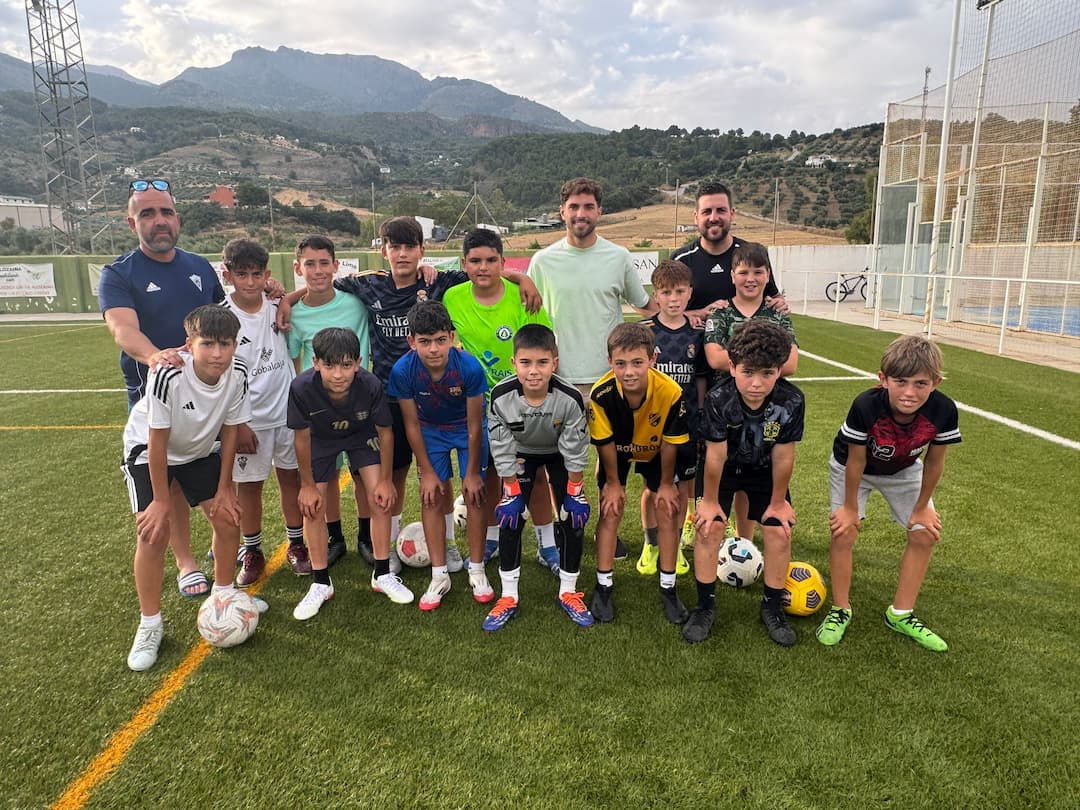 Javier Rueda junto a los alevenis para el VIII Torneo Ronda Cup 2025 Javier Rueda junto a los alevenis para el VIII Torneo Ronda Cup 2025